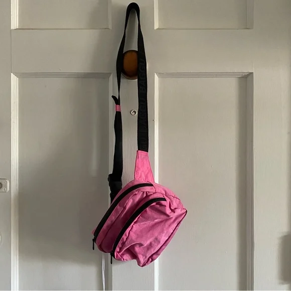 BAGGU Fanny Pack in Azalea Pink - Picture 2 of 8